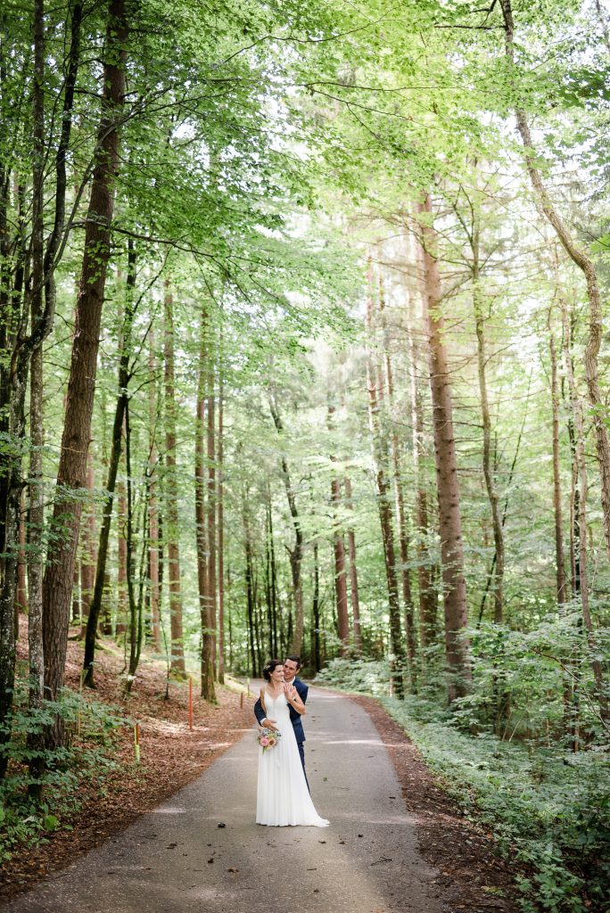 Brautpaar_lichtdurchfluteter_Wald