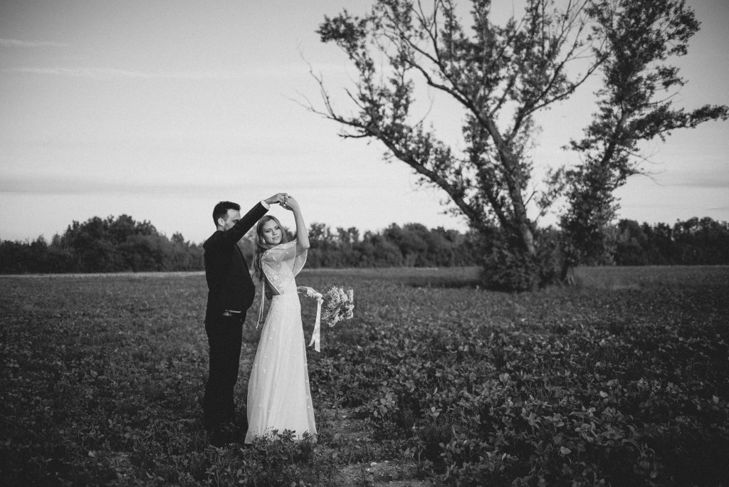 Brautpaar-Hochzeitsfoto-schwarz-weiß